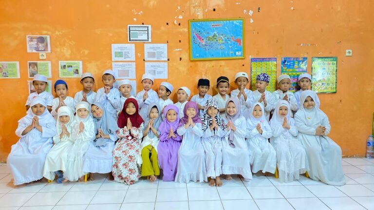 Foto Bersama Guru dan Staf