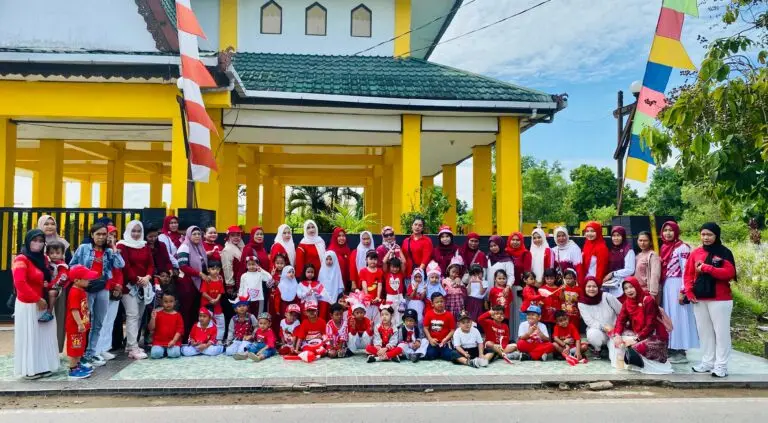 Foto Bersama di Depan Sekolah
